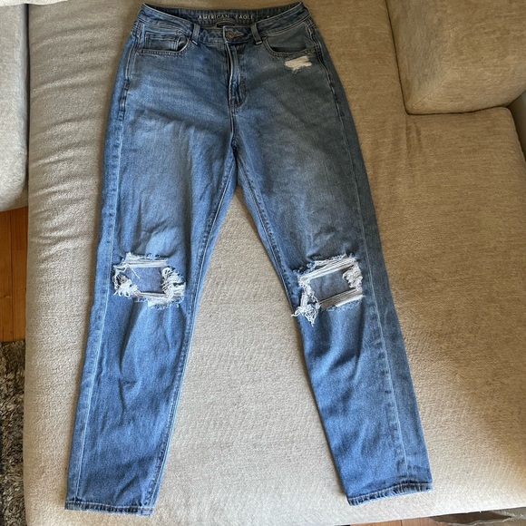AE Comfort Stretch Waist Mom Jeans Size 4 - Picture 2 of 6